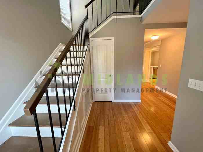 201 Mariners Row - Photo 4 of 50