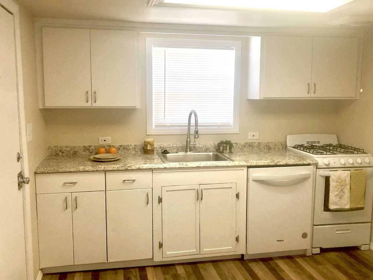 1246 Oak St #NA - Photo 3 of 15