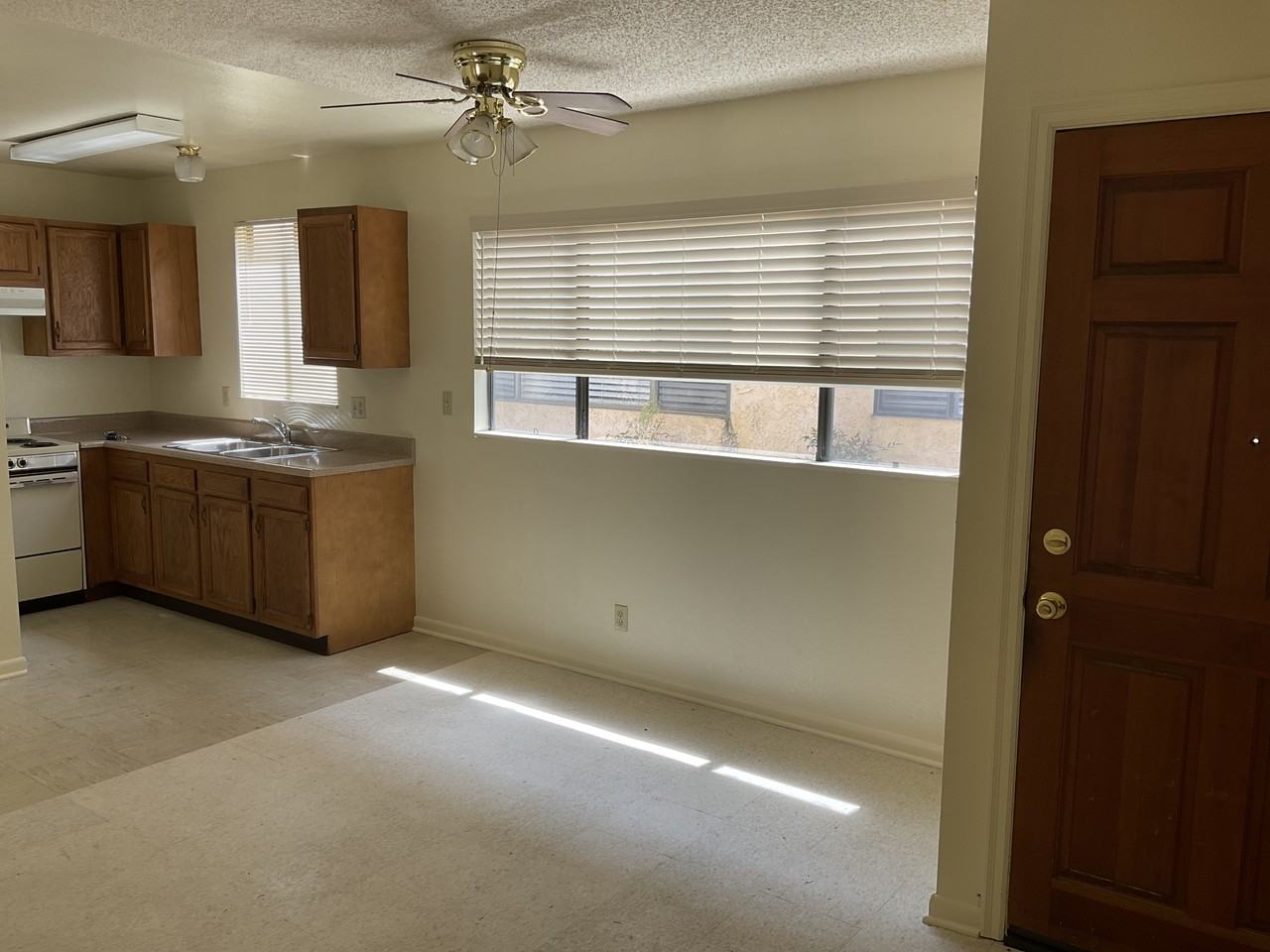 209 Green St #H - Photo 5 of 17