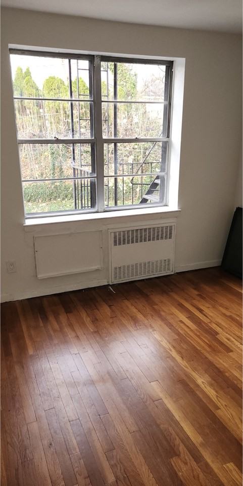 33 Middle Neck Rd #2R - Photo 4 of 11