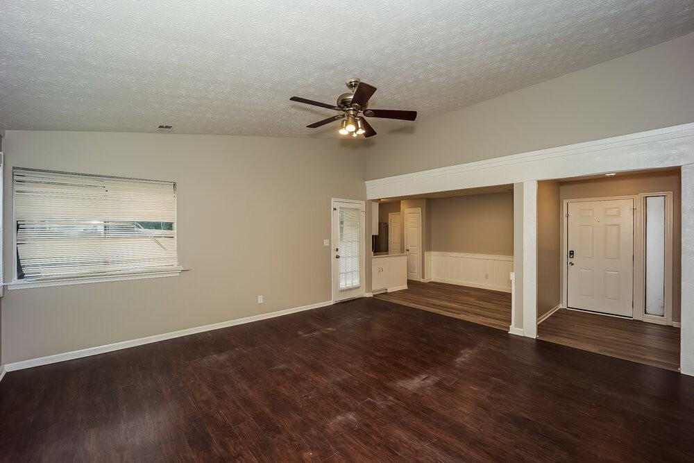 596 Post Oak Rd - Photo 4 of 16