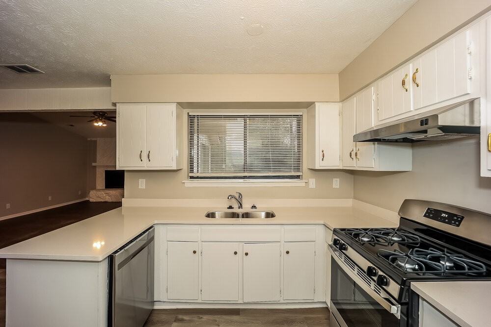 596 Post Oak Rd - Photo 7 of 16