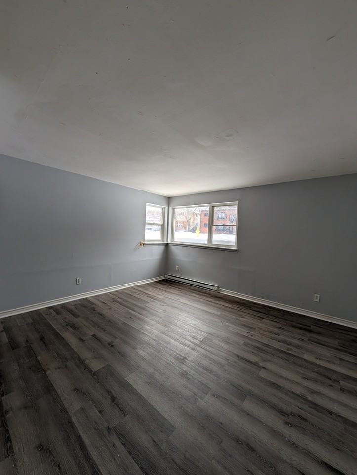 102 King Edward Avenue - Photo 4 of 16