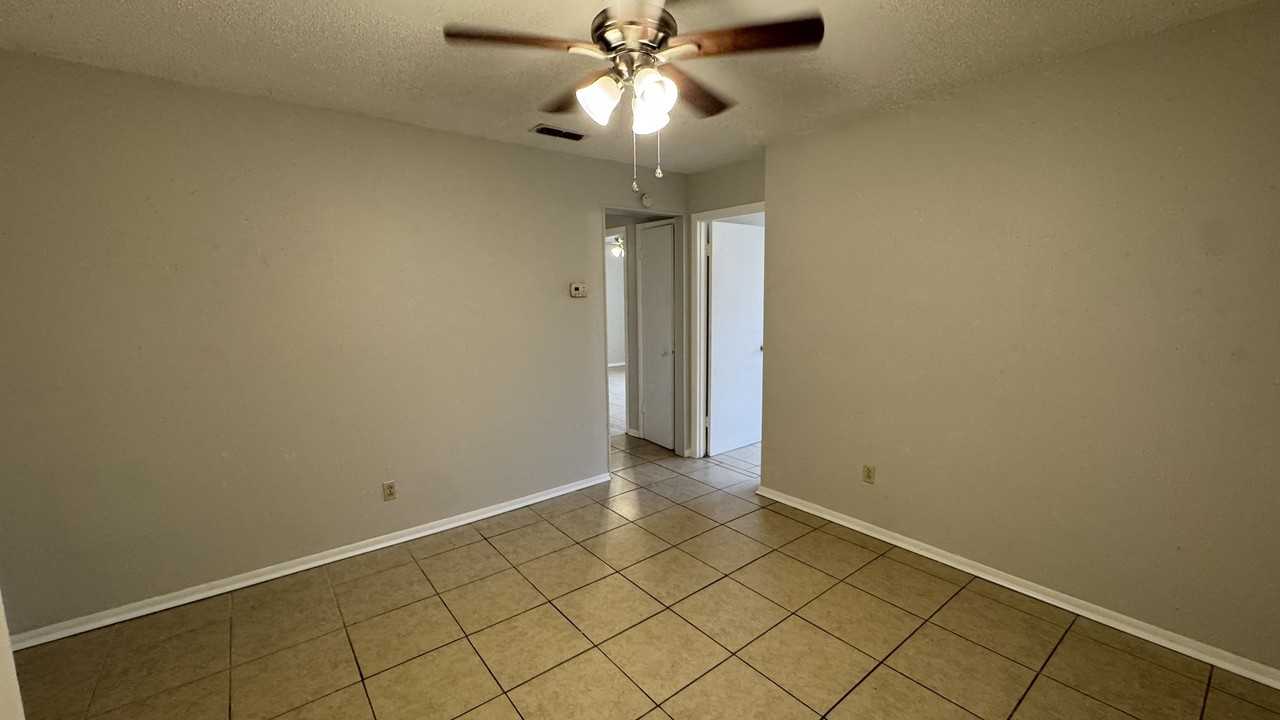 2043 Northwest Wynwood Driveapt 5 #5 - Photo 2 of 8