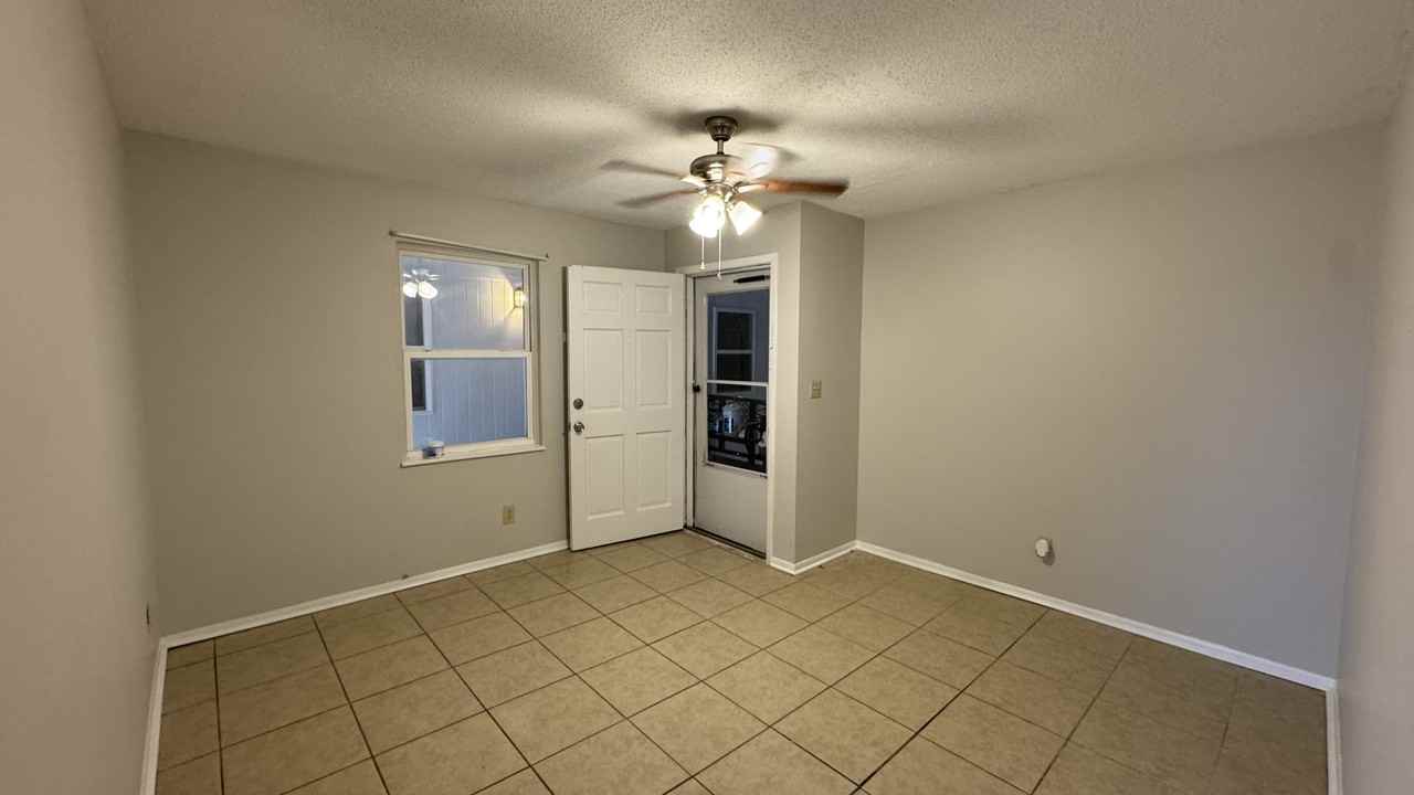 2043 Northwest Wynwood Driveapt 5 #5 - Photo 3 of 8