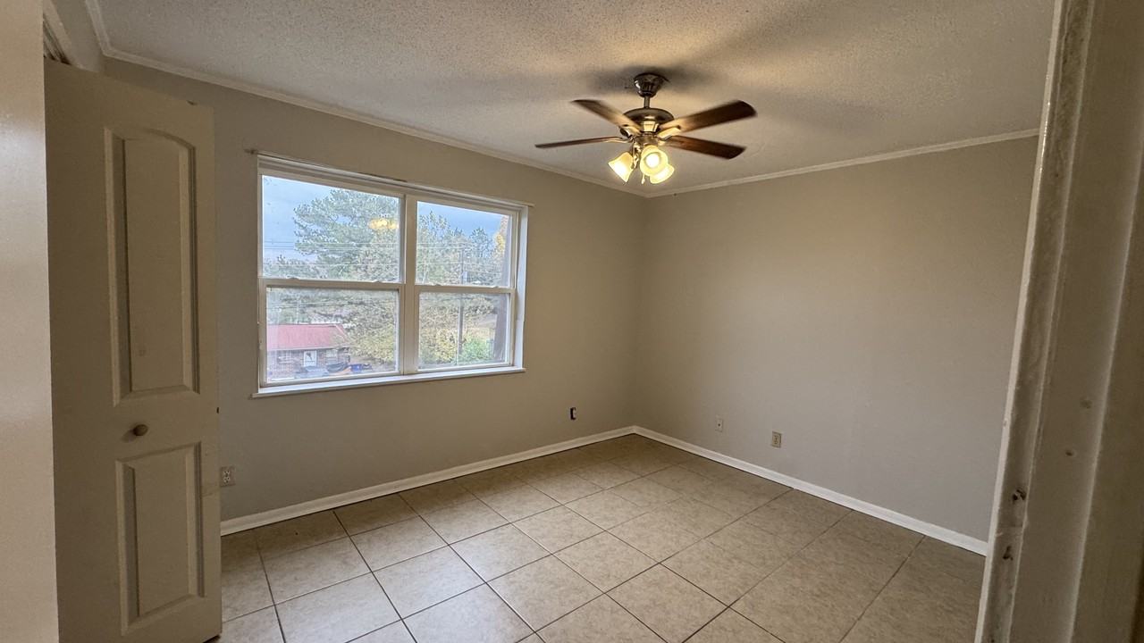 2043 Northwest Wynwood Driveapt 5 #5 - Photo 4 of 8