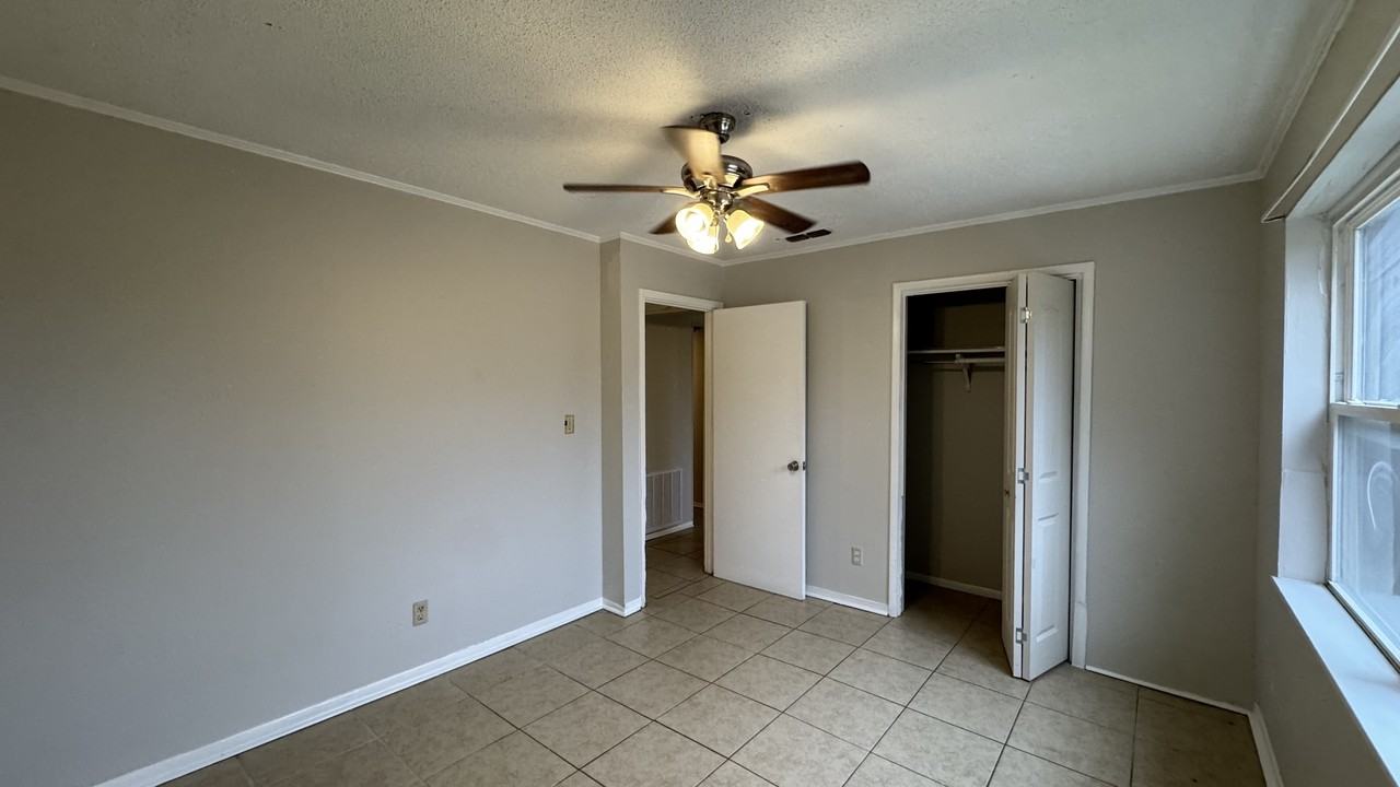 2043 Northwest Wynwood Driveapt 5 #5 - Photo 5 of 8