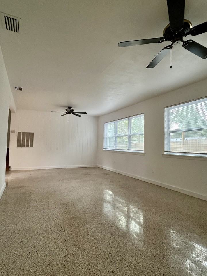 1109 Ne 5th Pl - Photo 2 of 11