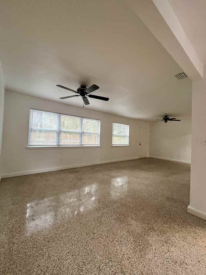 1109 Ne 5th Pl - Photo 3 of 11