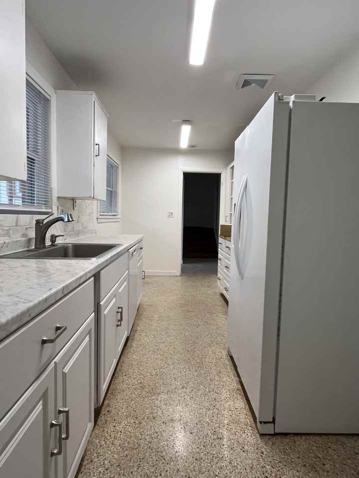 1109 Ne 5th Pl - Photo 4 of 11