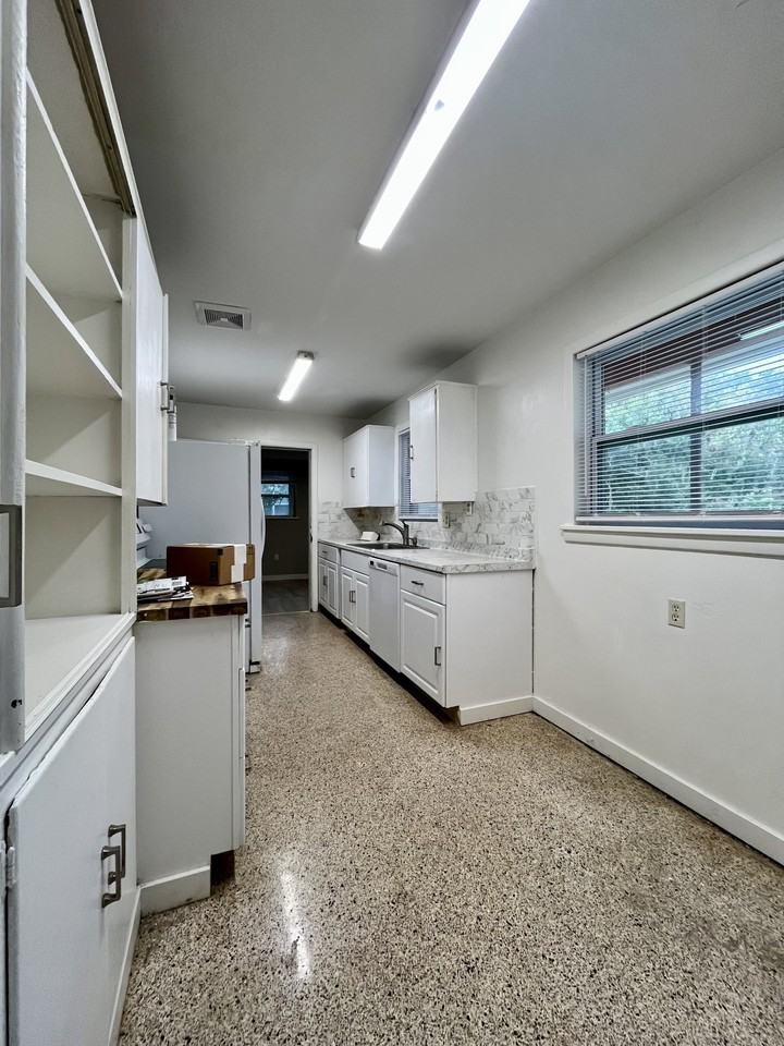 1109 Ne 5th Pl - Photo 5 of 11