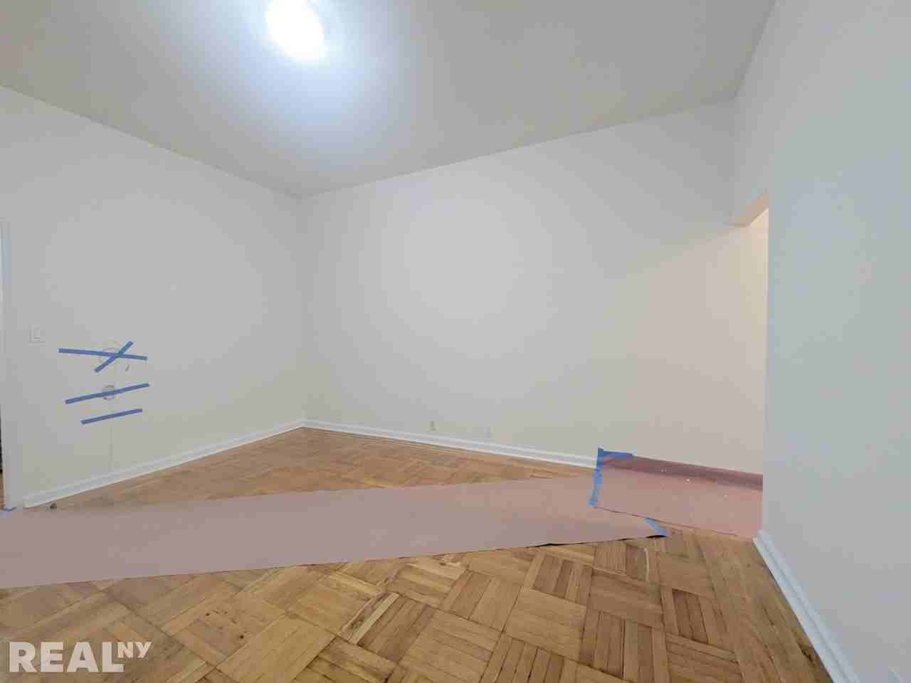 W 171st St #1H - Photo 2 of 5