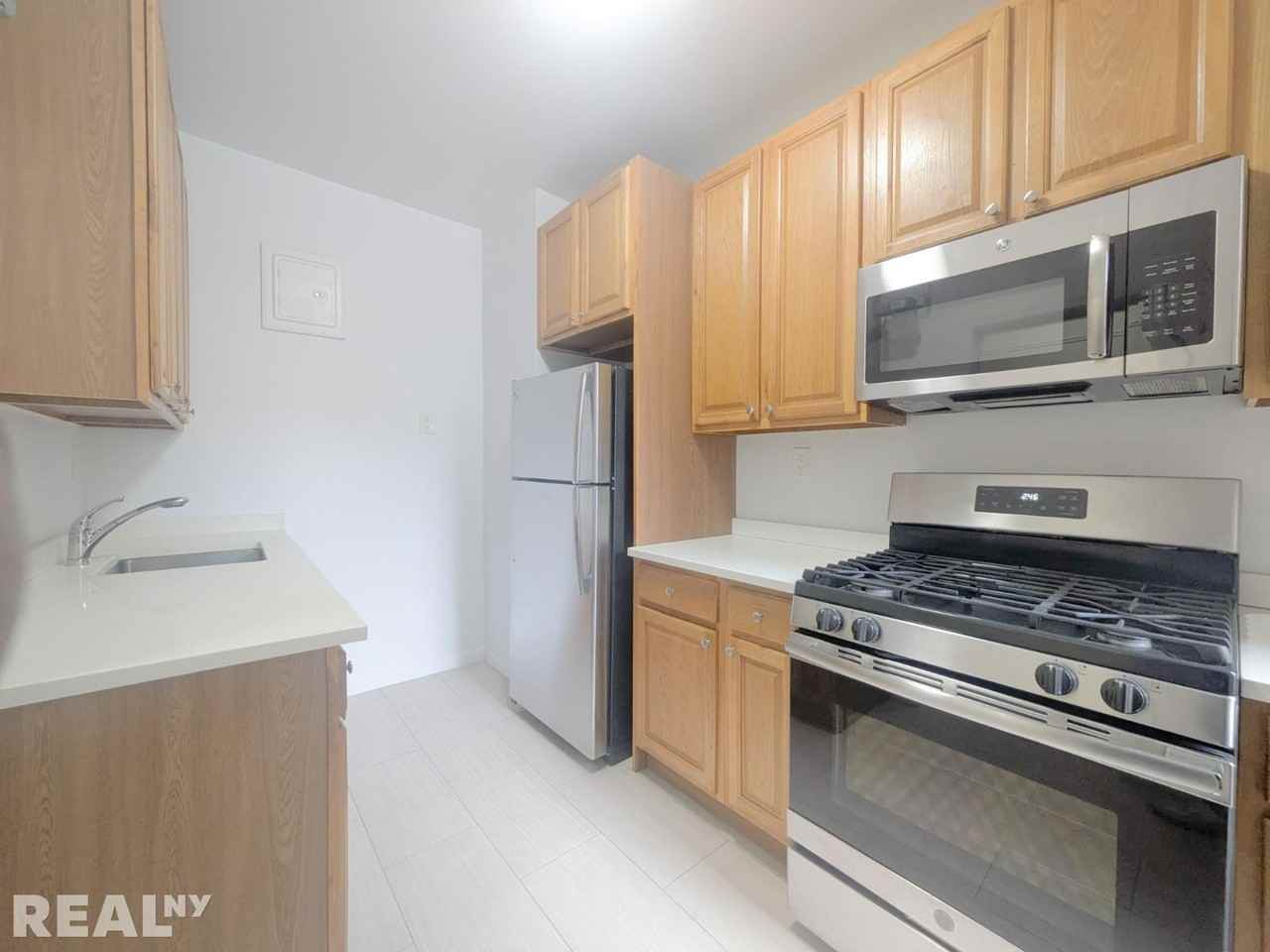 W 170th St #4E - Photo 2 of 5