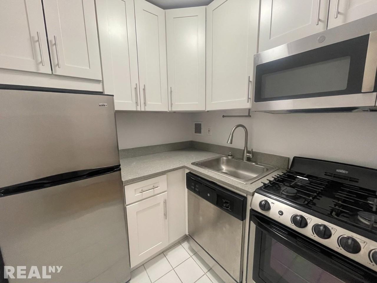 191 E 76th St #1D - Photo 3 of 8