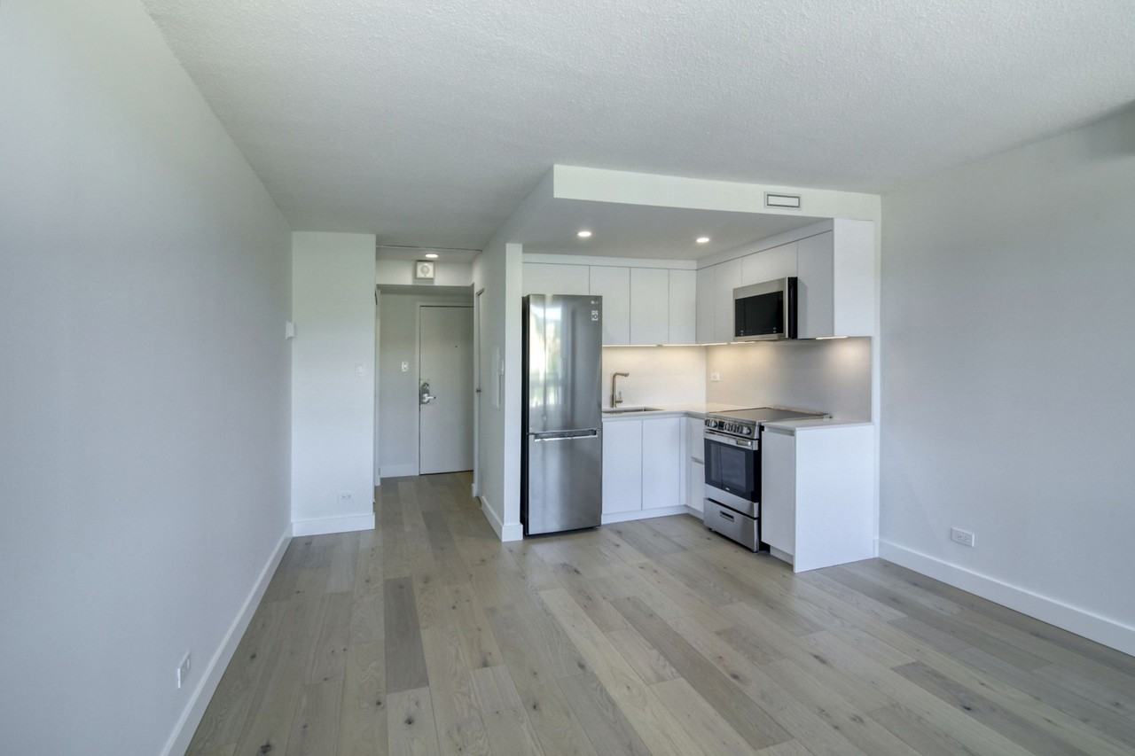 1975 de Maisonneuve - Photo 2 of 50