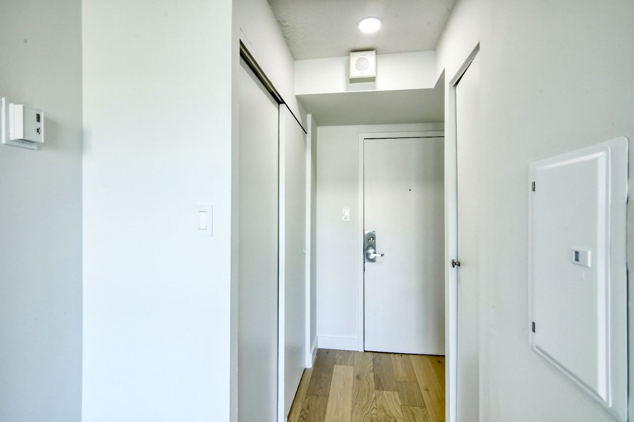 1975 de Maisonneuve - Photo 3 of 50