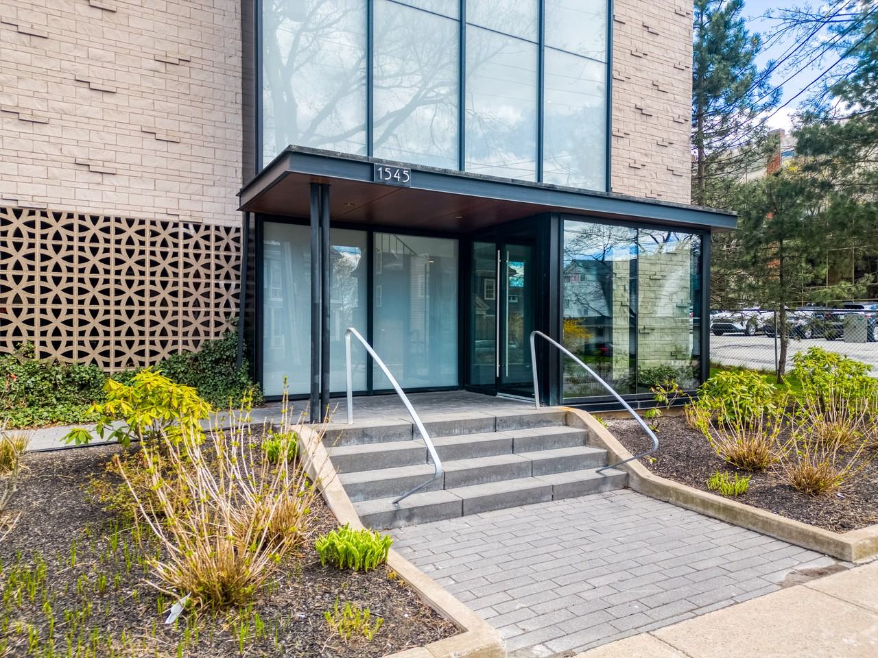 Oxford House - Photo 4 of 28