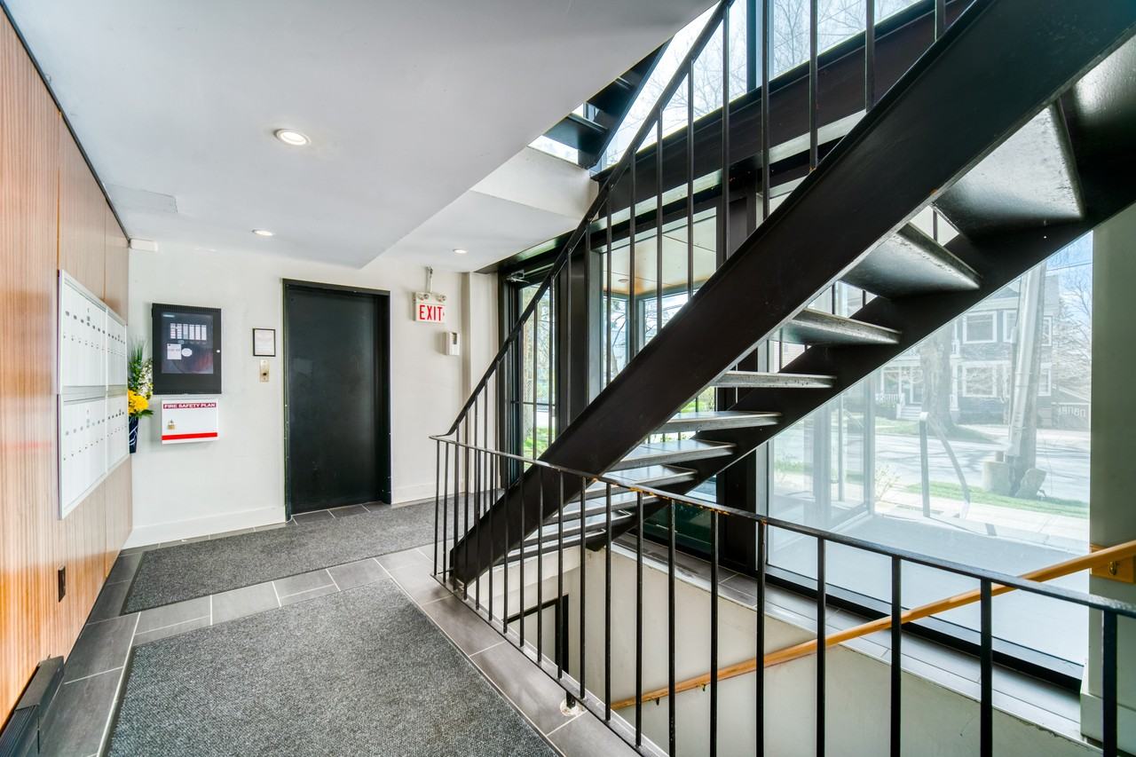 Oxford House - Photo 7 of 28