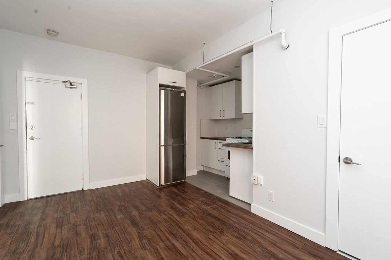 160 Huron Street - Photo 4 of 50