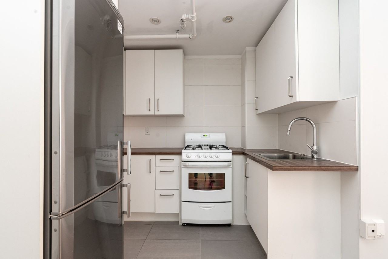 160 Huron Street - Photo 7 of 50