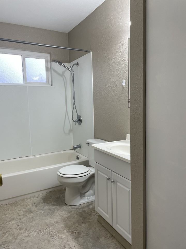 1041 Warwick Ave #1 - Photo 5 of 8