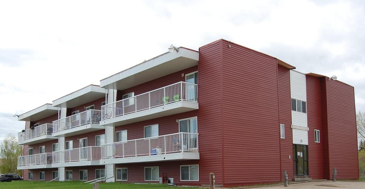 Redwood Manor - Photo 3 of 9