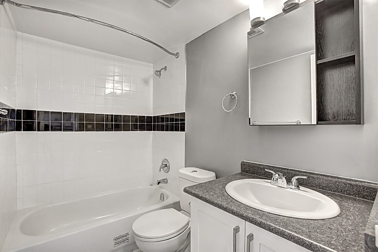 3895 Lawrence Avenue, East - Photo 6 of 36