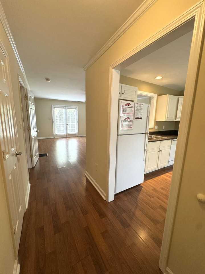 SOUTH HAMPTON VILLAGE - Photo 5 of 33