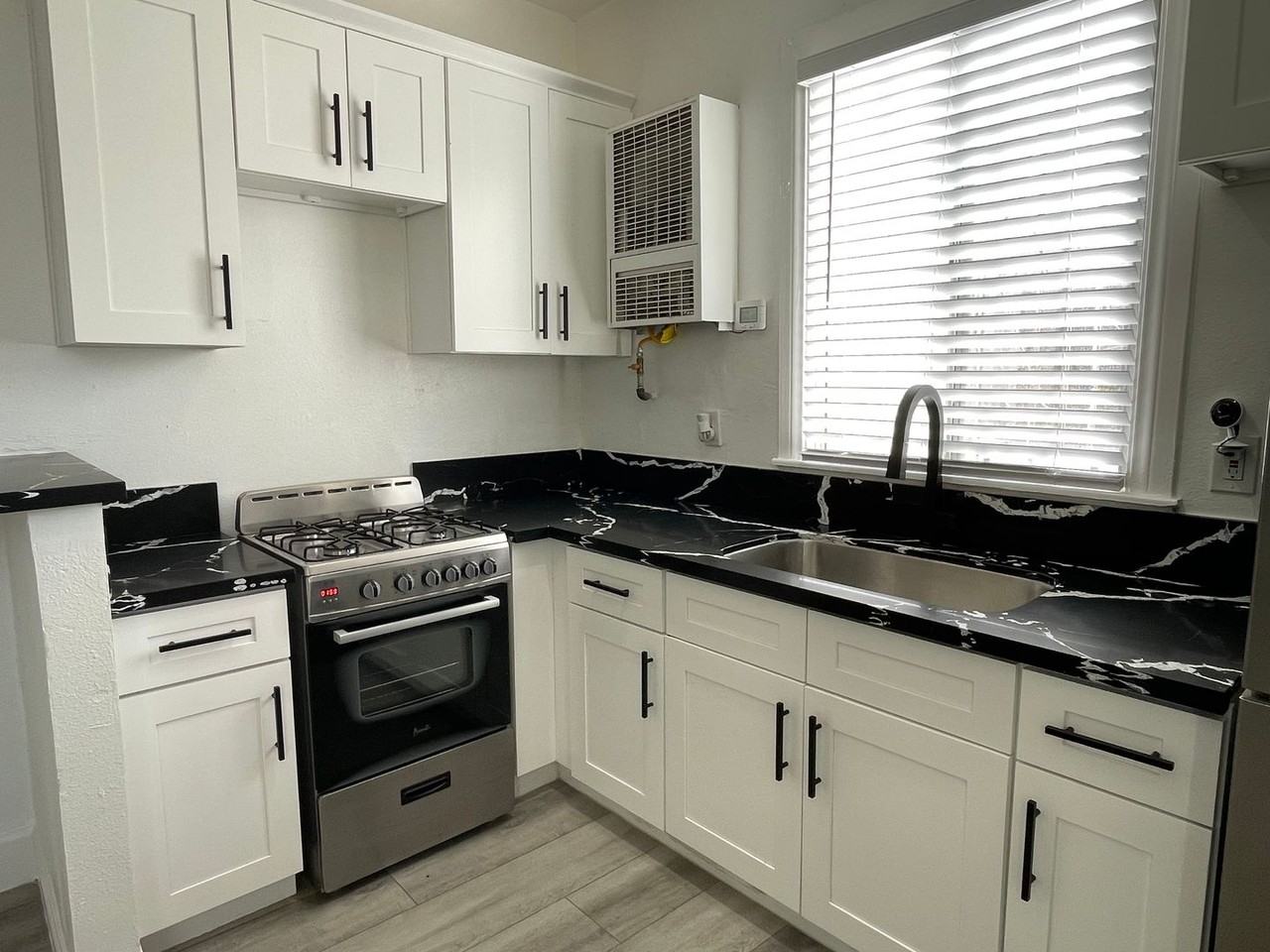 Kingsley Kourt - Photo 7 of 34