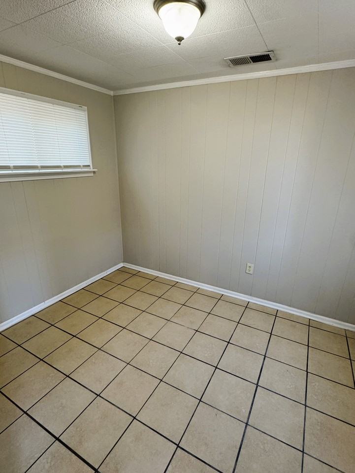 1331 Colonial Rd #1 - Photo 4 of 16