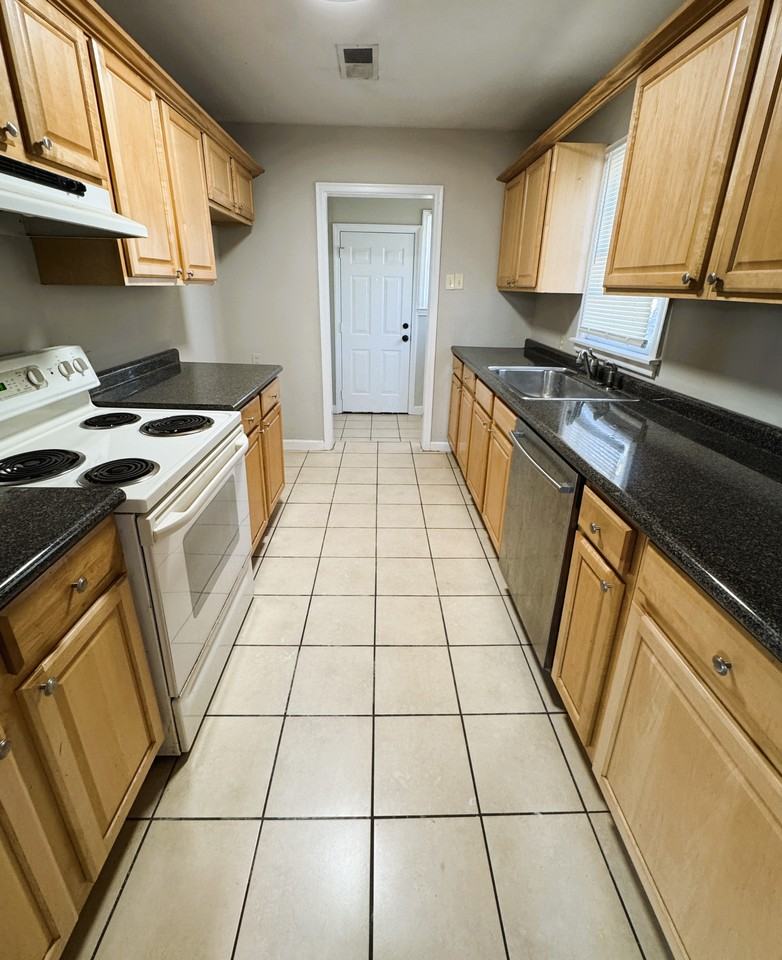 1331 Colonial Rd #1 - Photo 5 of 16