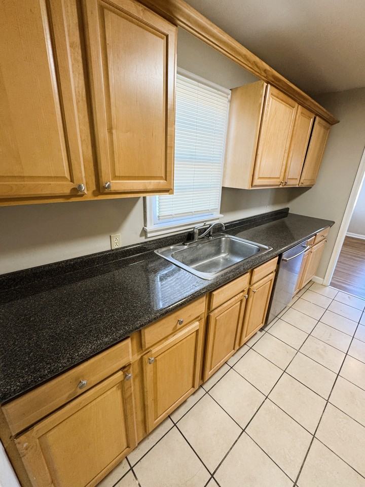 1331 Colonial Rd #1 - Photo 6 of 16