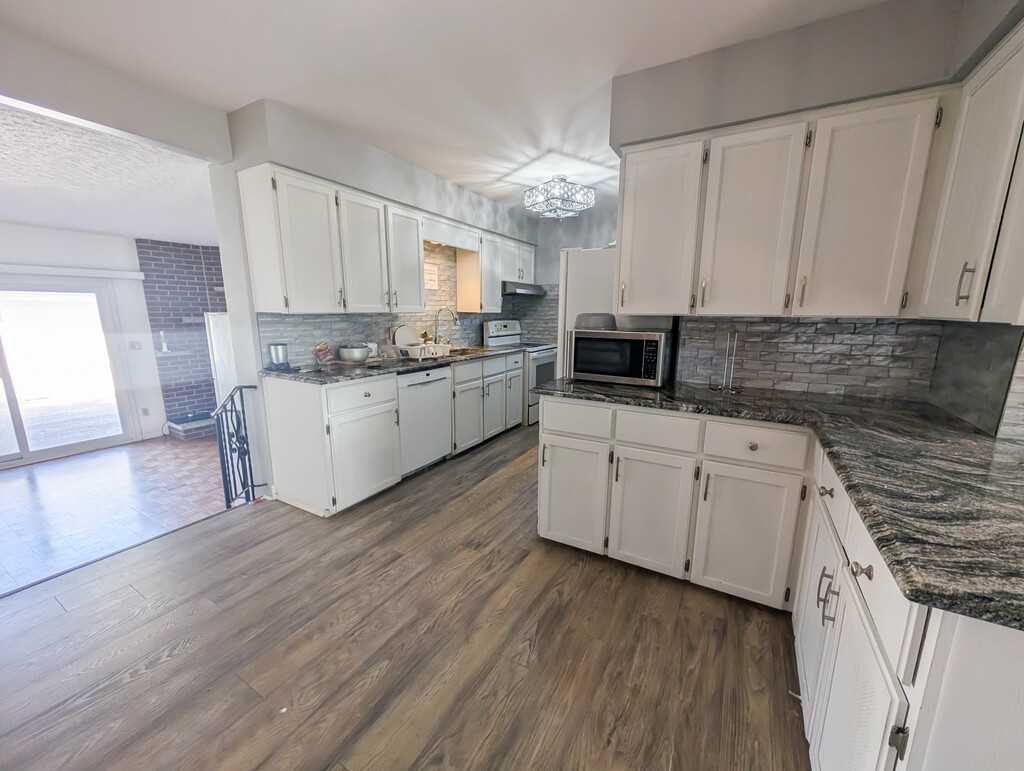 6930 Whitman Ave - Photo 3 of 32