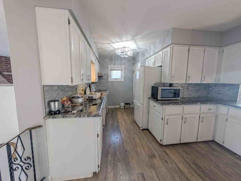 6930 Whitman Ave - Photo 4 of 32