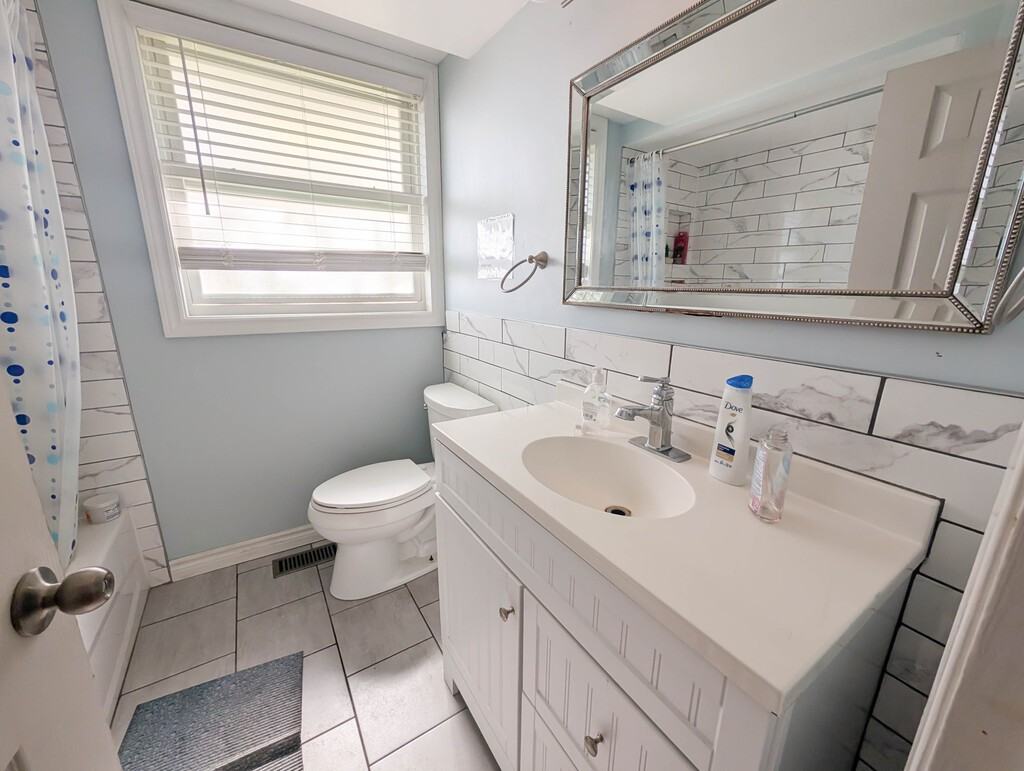 6930 Whitman Ave - Photo 7 of 32