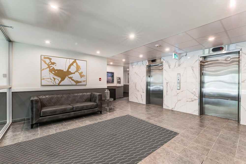 Maureen Manor - Photo 3 of 10