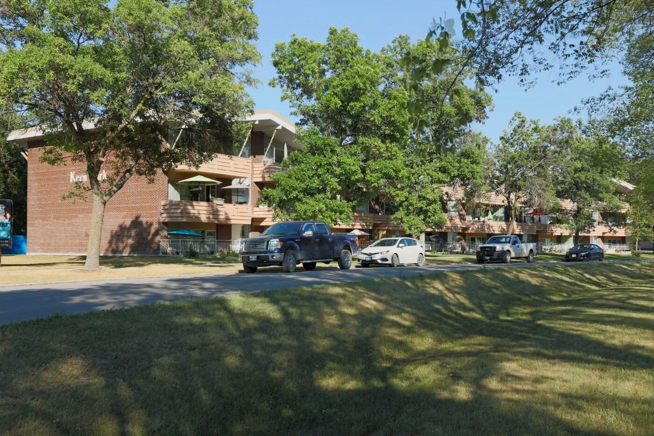 Kern Park Manor - Photo 4 of 21