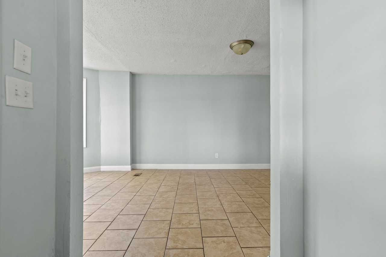 172 S Aiken Dr #1 - Photo 4 of 21