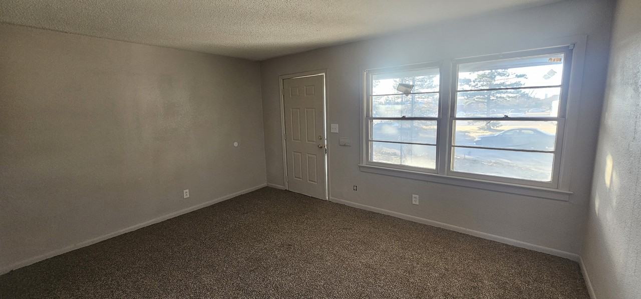 1952 N Volutsia Ave #1 - Photo 3 of 8