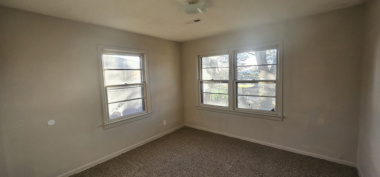 1952 N Volutsia Ave #1 - Photo 4 of 8