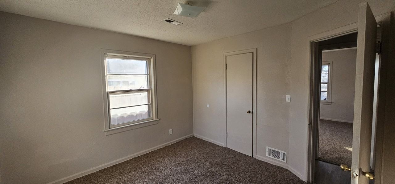 1952 N Volutsia Ave #1 - Photo 5 of 8