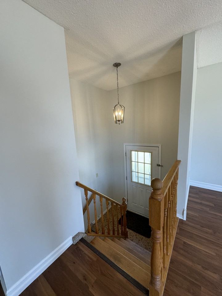 581 Barnes Cres #4 - Photo 5 of 15