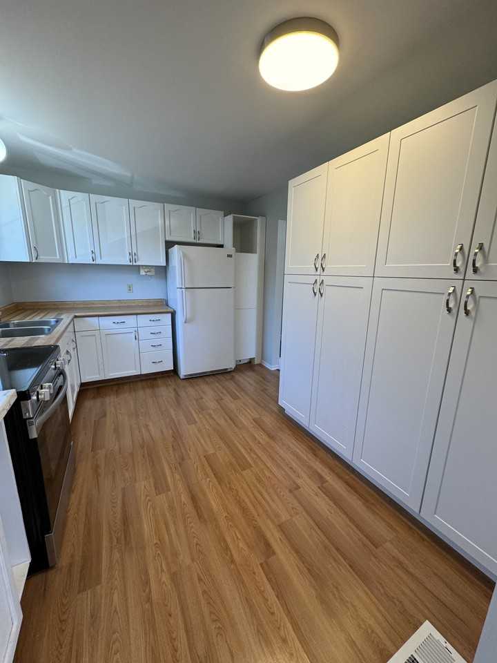 581 Barnes Cres #4 - Photo 6 of 15