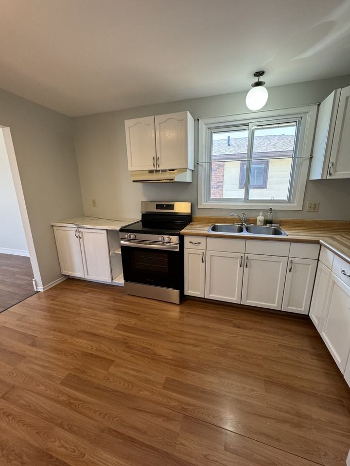 581 Barnes Cres #4 - Photo 7 of 15