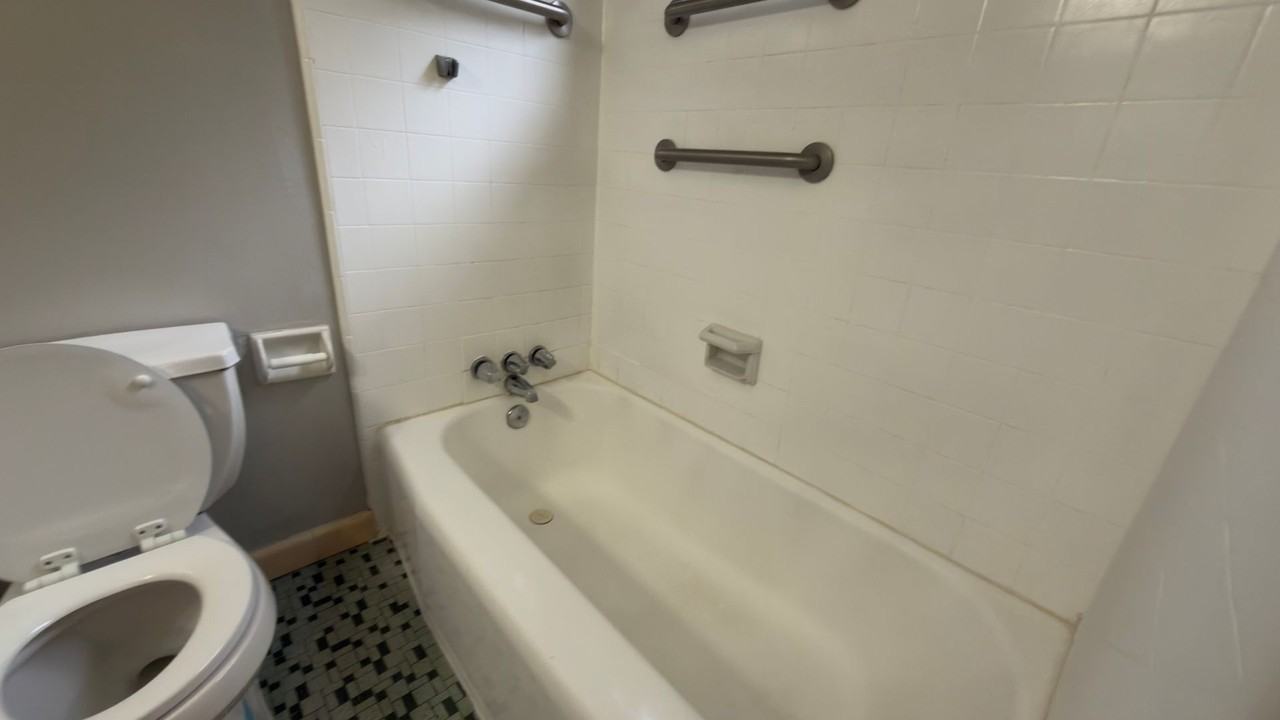 715 24th St - Photo 2 of 18