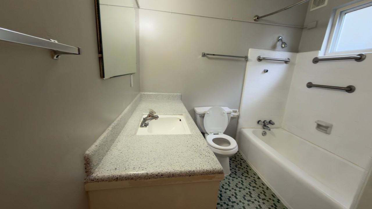 715 24th St - Photo 3 of 18