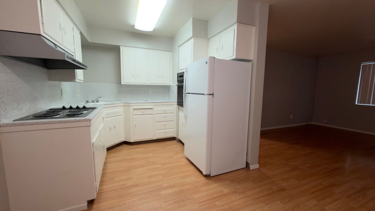 715 24th St - Photo 4 of 18