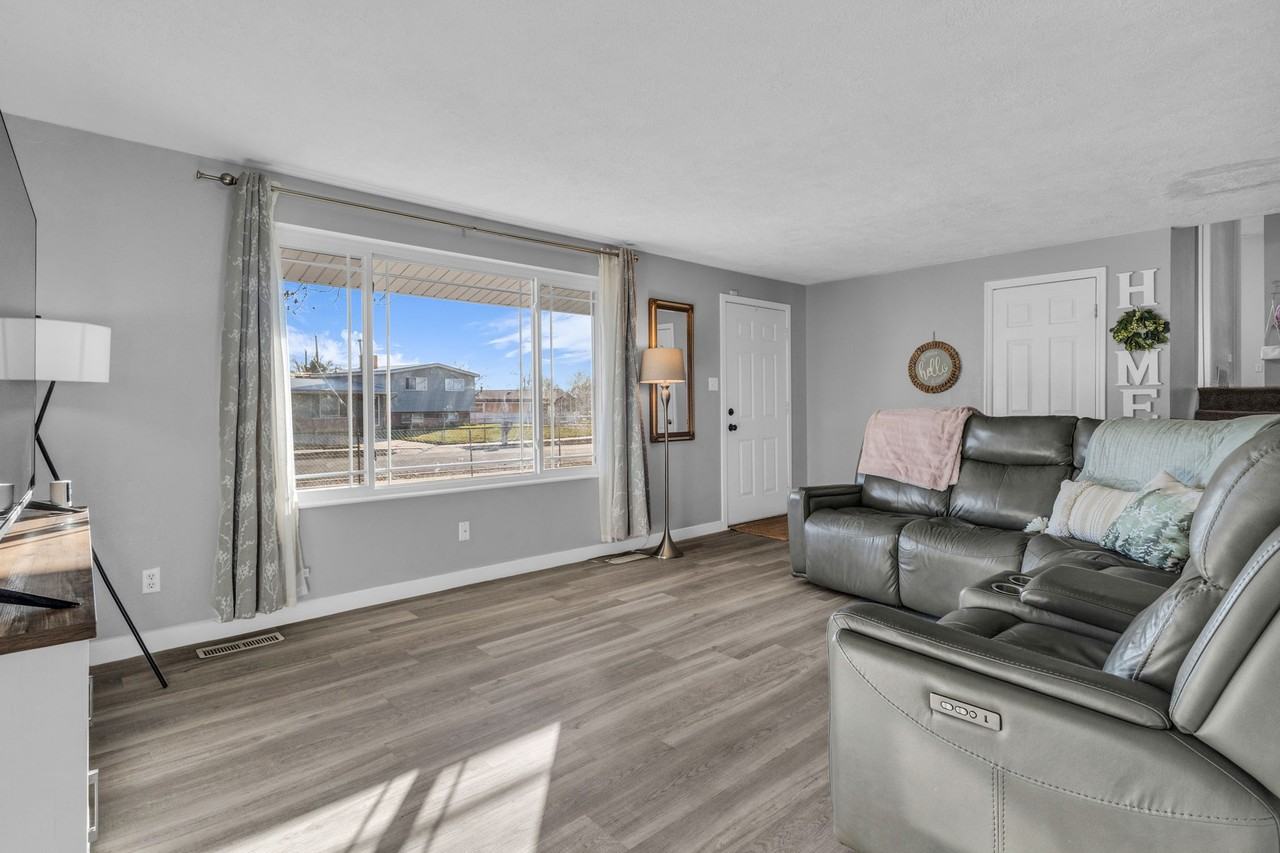 1992 N Afton Cir #0 - Photo 2 of 31