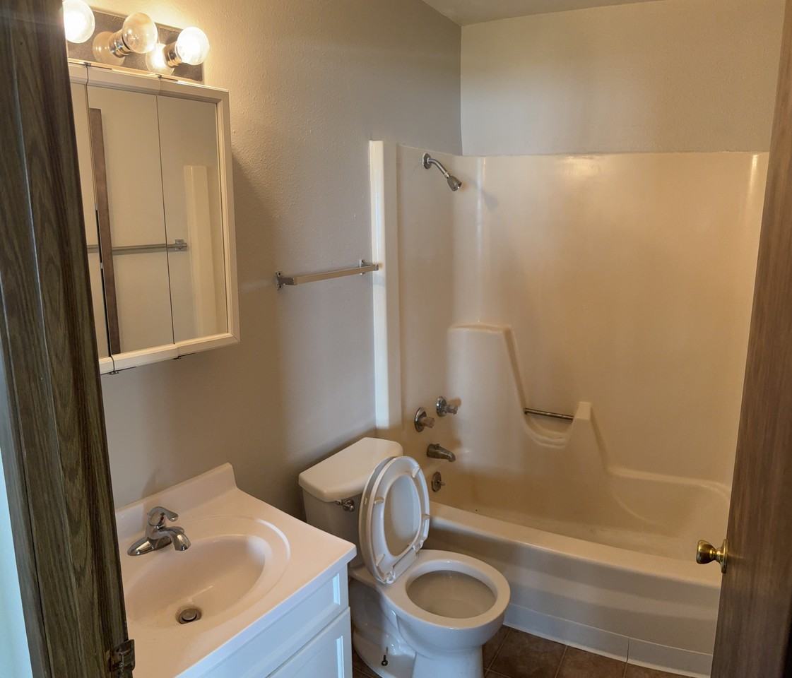 2423 W 4th St #3 - Photo 3 of 5