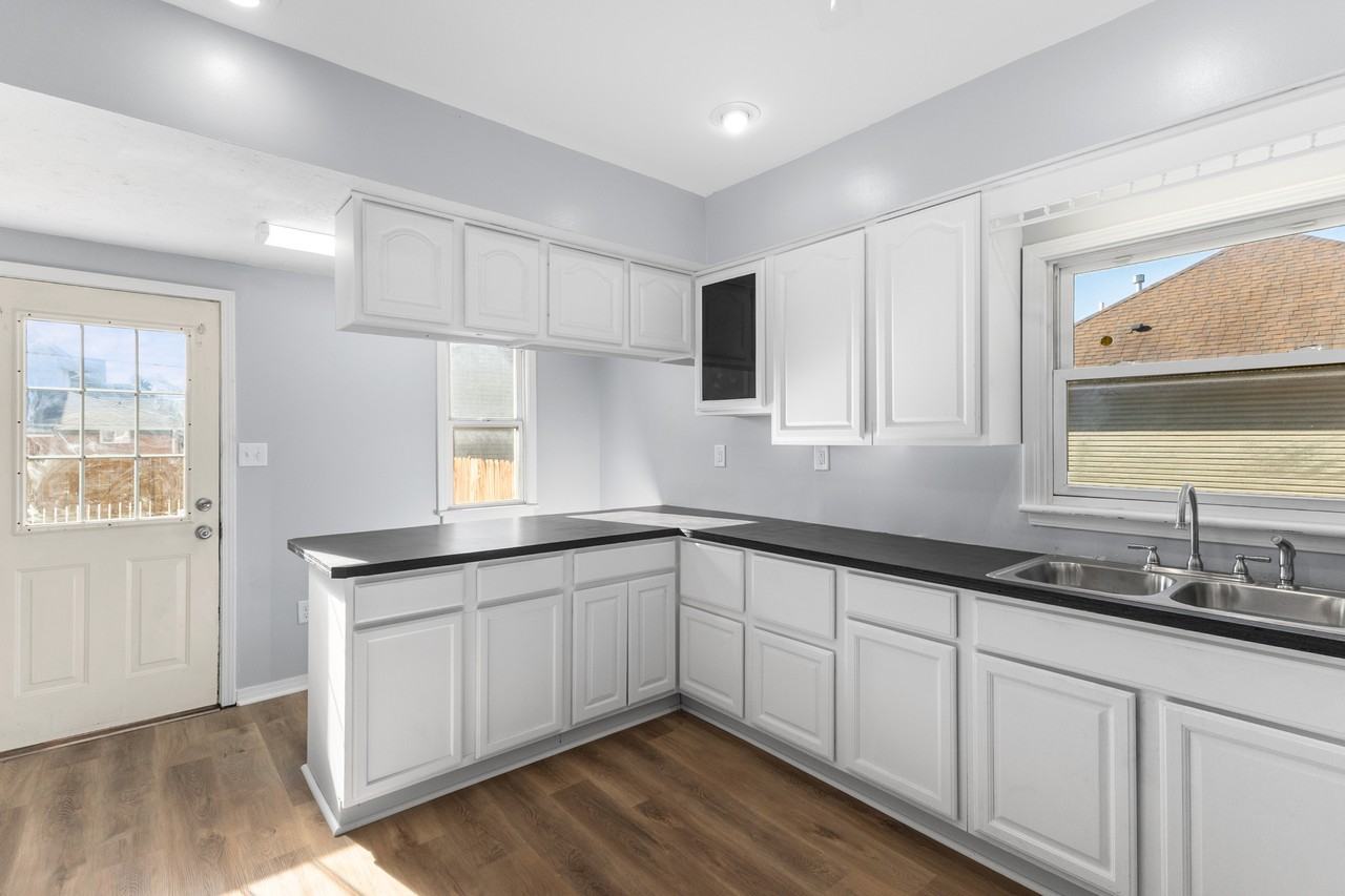 1418 Mott Ave #1 - Photo 6 of 10